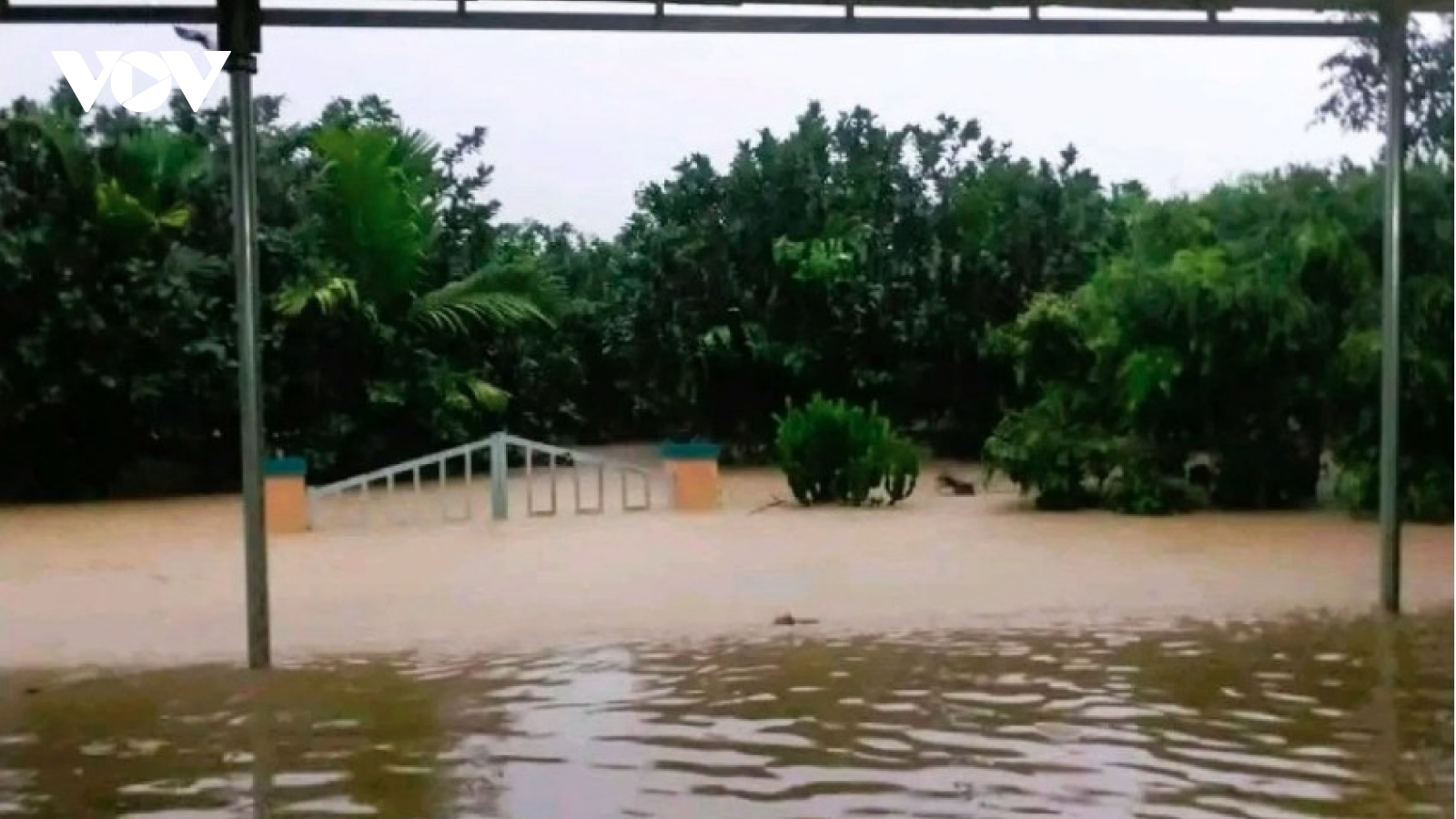 Rains swamp central Vietnam, isolating villages and threatening crops